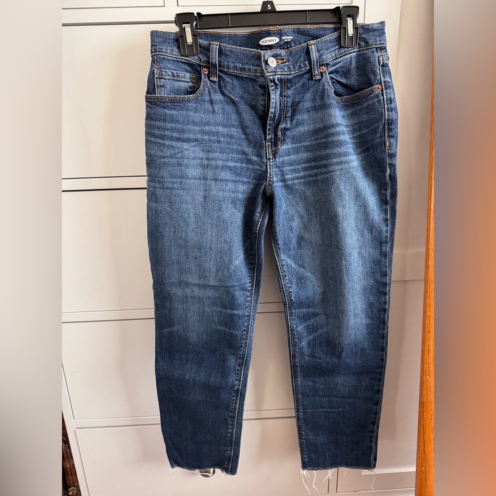 Women’s Old Navy cropped jeans. Mid rise, Size 6.